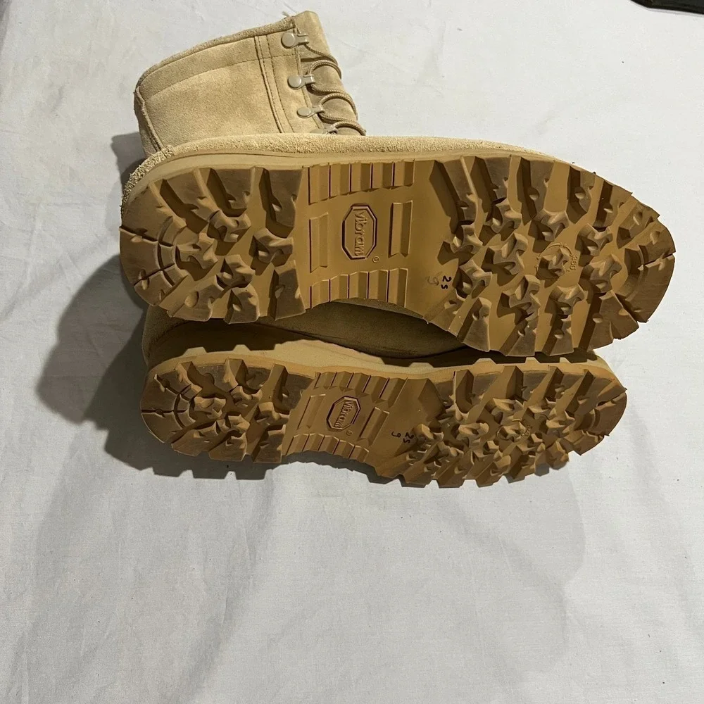 Wellco Mens Desert Tan U.S Military Issue Gore-Tex Vibram Sole Combat Boots 9W